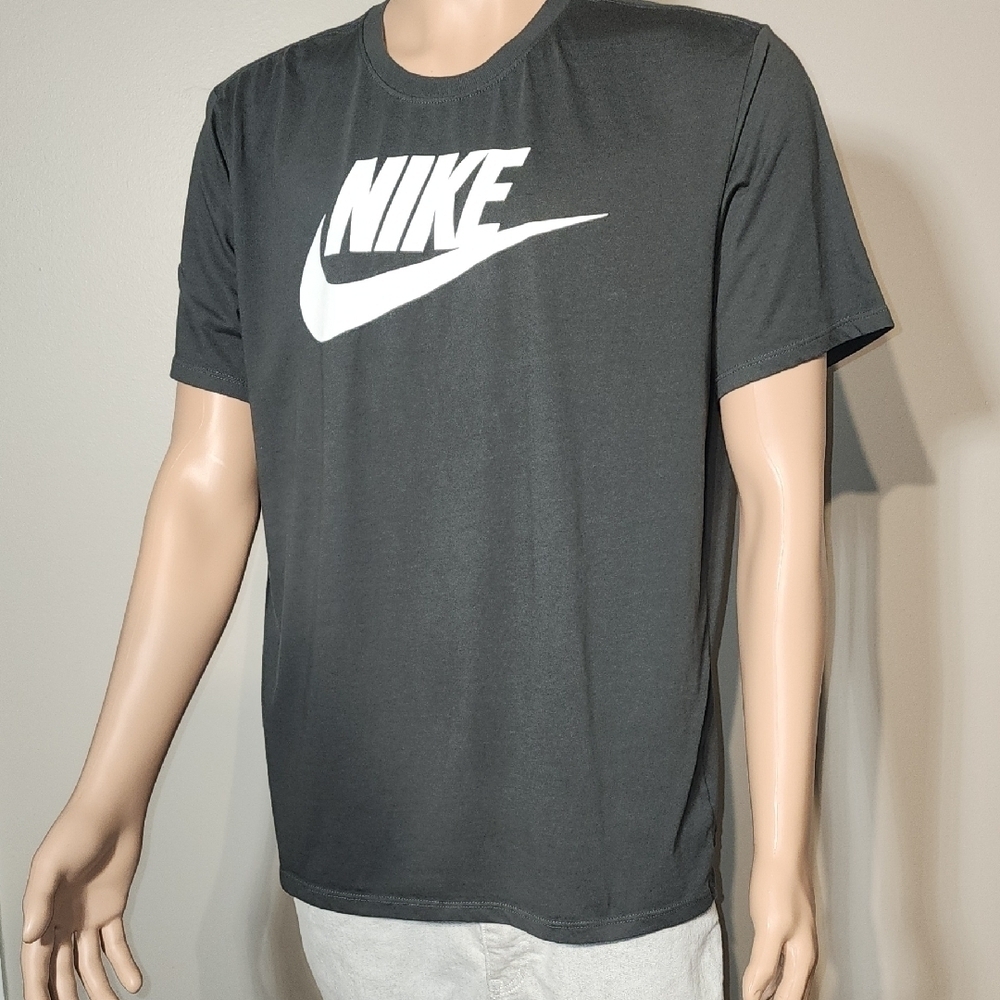 Nike Black and White Short Sleeve Tees
